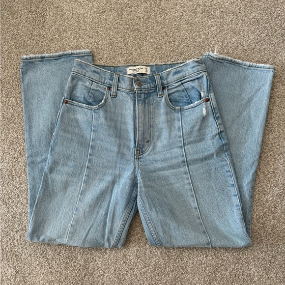 Abercrombie 90’s Straight Ultra High Rise with Split Hem - Picture 4 of 5